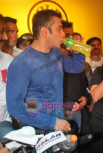 Salman Khan at Gold_s Gym -Mega Spinnathon 2009 in Banstand, Bandra on 1st Dec 2009 (28).JPG